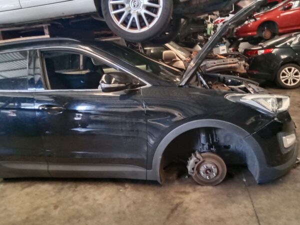 P4832 - Hyundai Santa Fe 2015 Black Wrecking - Image 2