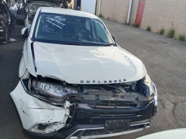 P4835 - Mitsubishi outlander 2020 White Wrecking