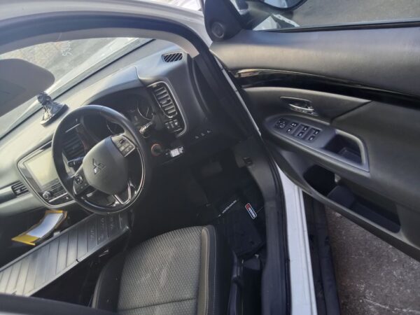 P4835 - Mitsubishi outlander 2020 White Wrecking - Image 4