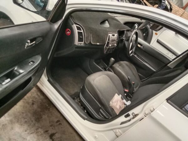 P4850 - Hyundai i20 2011 White Wrecking - Image 3