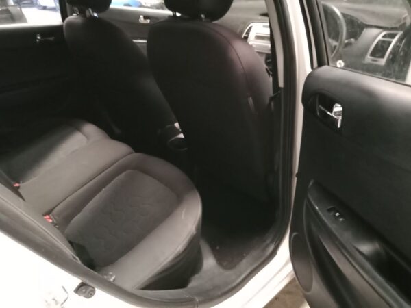 P4850 - Hyundai i20 2011 White Wrecking - Image 4