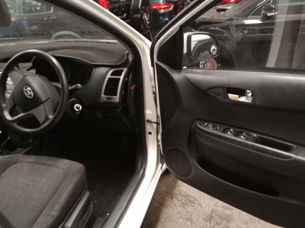 P4850 - Hyundai i20 2011 White Wrecking - Image 5