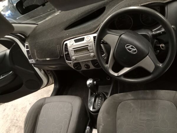 P4850 - Hyundai i20 2011 White Wrecking - Image 6