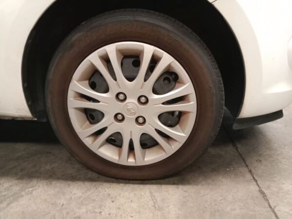P4850 - Hyundai i20 2011 White Wrecking - Image 9