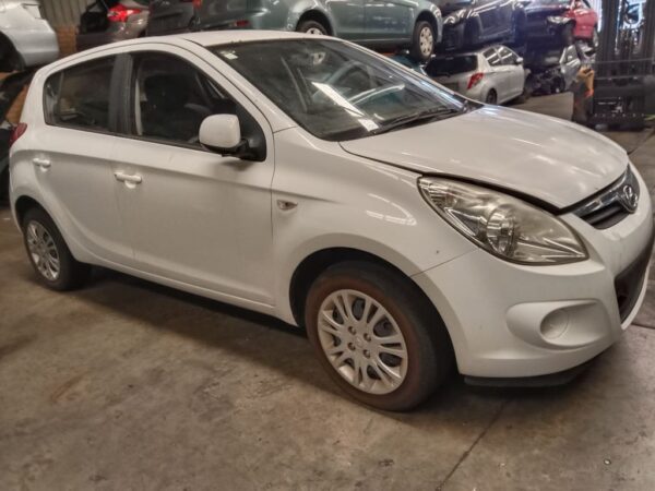 P4850 - Hyundai i20 2011 White Wrecking - Image 10