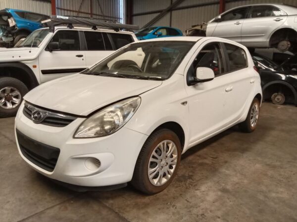 P4850 - Hyundai i20 2011 White Wrecking - Image 12