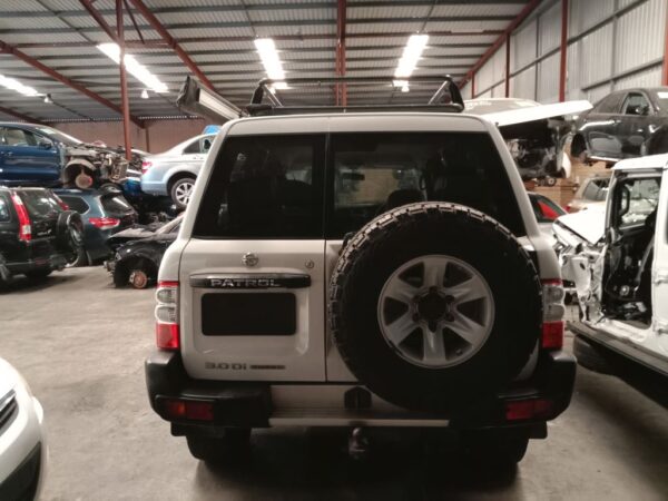 P4854 - Nissan patrol 2004 White Wrecking - Image 9