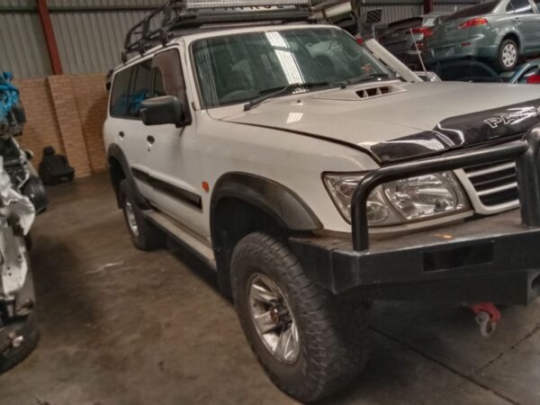 P4854 - Nissan patrol 2004 White Wrecking - Image 11