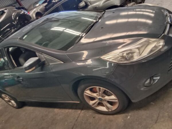 P4855 - Ford Focus 2014 Grey Wrecking - Image 2