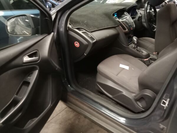 P4855 - Ford Focus 2014 Grey Wrecking - Image 8