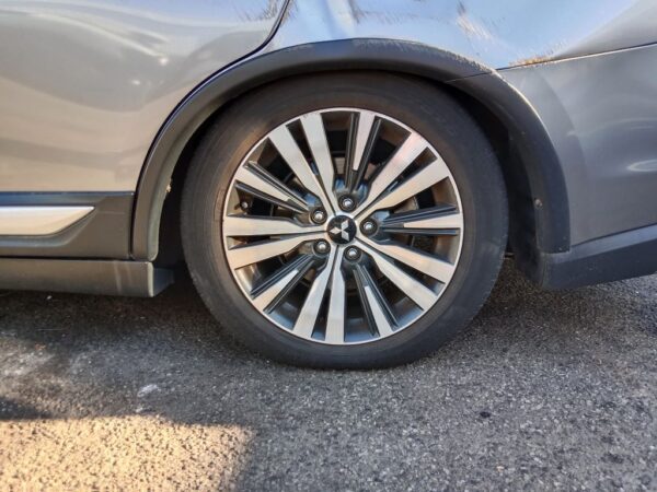 P4860 - Mitsubishi outlander 2019 Grey Wrecking - Image 9