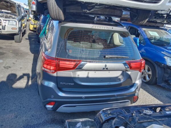 P4860 - Mitsubishi outlander 2019 Grey Wrecking - Image 10