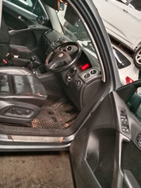 P4865 - Volkswagen Tiguan 2010 Grey Wrecking - Image 3