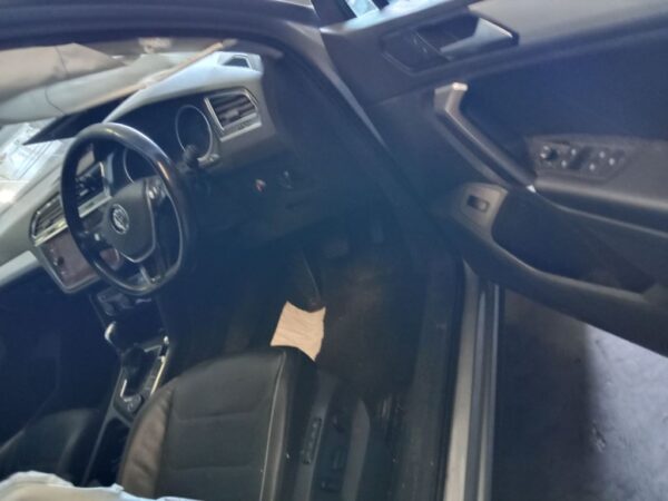 P4877 - Volkswagen Tiguan 2017 Grey Wrecking - Image 3