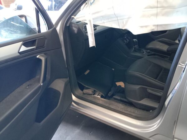 P4877 - Volkswagen Tiguan 2017 Grey Wrecking - Image 4