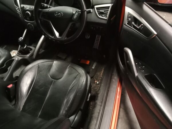 P4879 - Hyundai Veloster 2013 orange Wrecking - Image 3