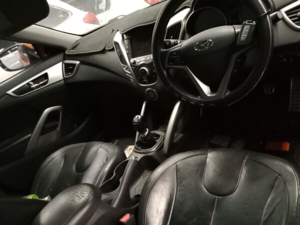 P4879 - Hyundai Veloster 2013 orange Wrecking - Image 4