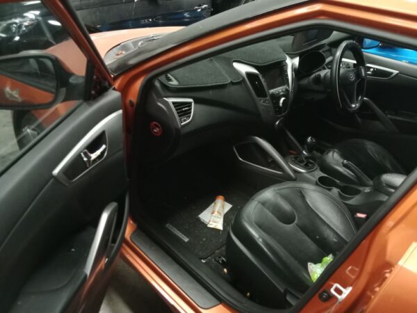 P4879 - Hyundai Veloster 2013 orange Wrecking - Image 5