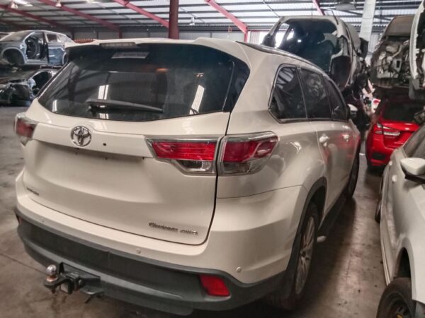 P4885 - Toyota Kluger 2014 White Wrecking - Image 11
