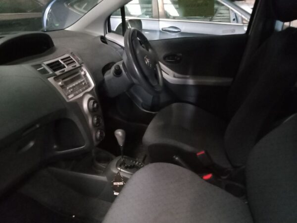 P4890 - Toyota Yaris 2011 White Wrecking - Image 2