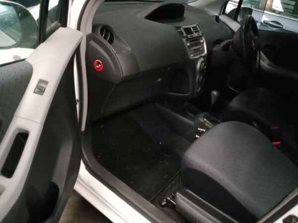 P4890 - Toyota Yaris 2011 White Wrecking - Image 3