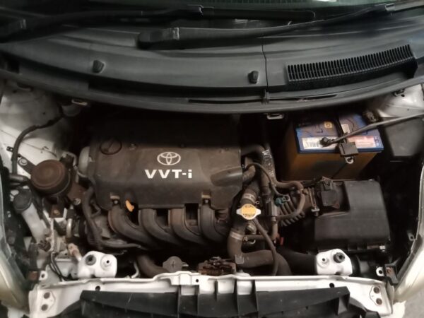 P4890 - Toyota Yaris 2011 White Wrecking - Image 4