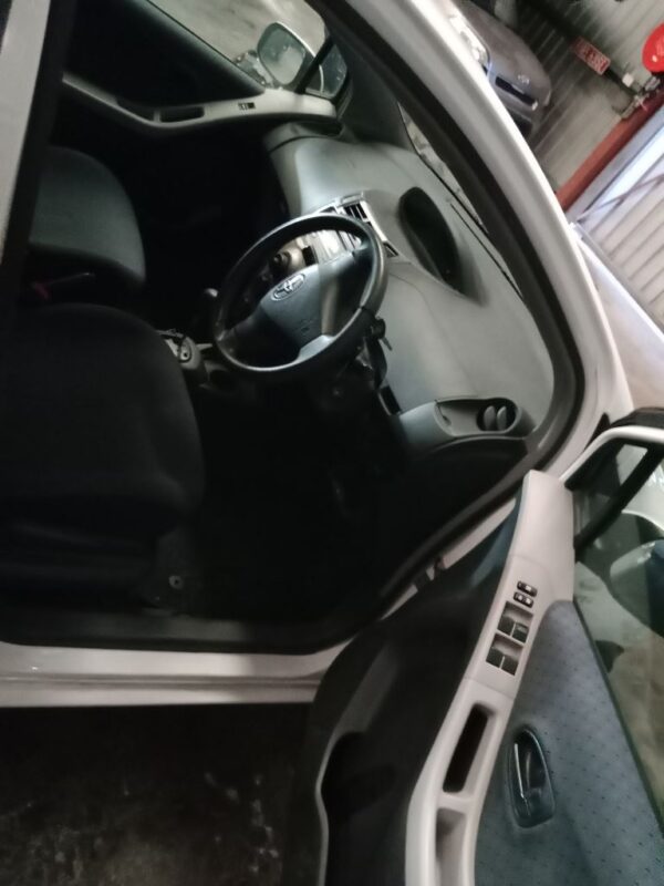 P4890 - Toyota Yaris 2011 White Wrecking - Image 6
