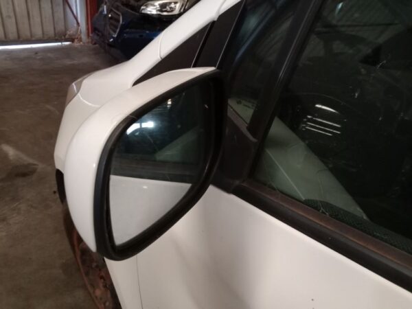 P4890 - Toyota Yaris 2011 White Wrecking - Image 10