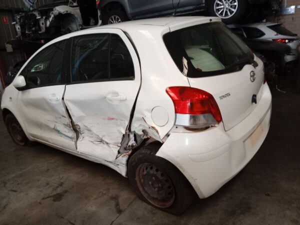 P4890 - Toyota Yaris 2011 White Wrecking - Image 13