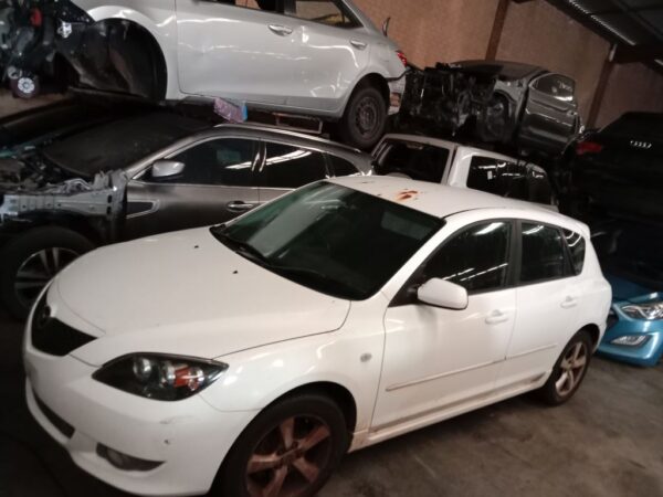 P4891 - Mazda 3 2005 White Wrecking - Image 2