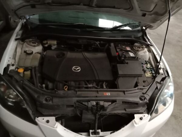 P4891 - Mazda 3 2005 White Wrecking - Image 3