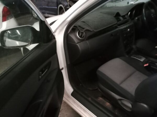 P4891 - Mazda 3 2005 White Wrecking - Image 5