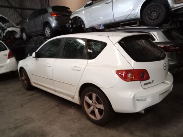 P4891 - Mazda 3 2005 White Wrecking - Image 11