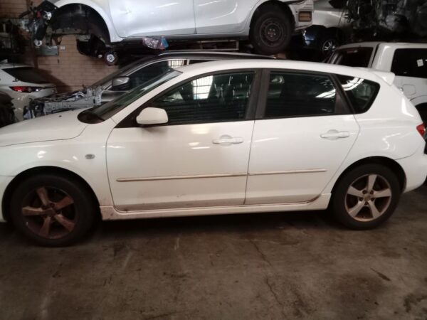 P4891 - Mazda 3 2005 White Wrecking - Image 16