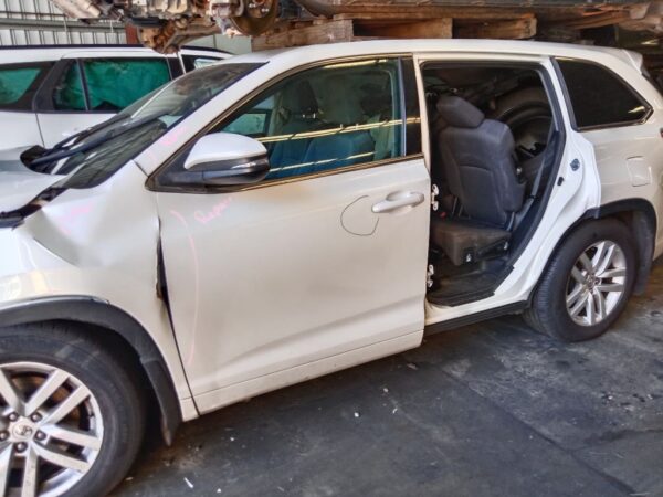 P4893 - Toyota Kluger 2014 White Wrecking - Image 3