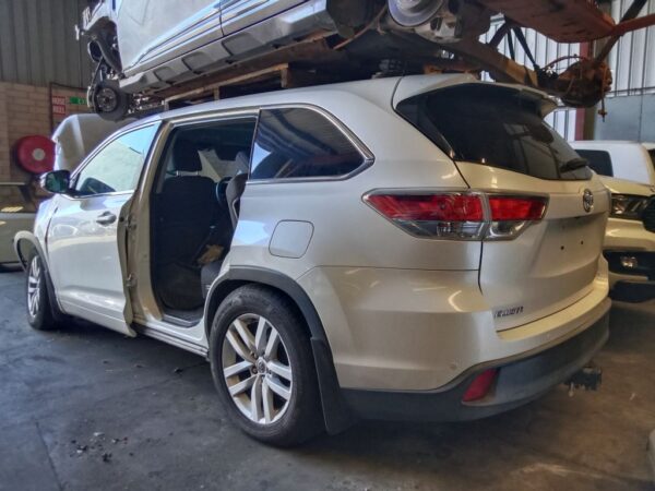 P4893 - Toyota Kluger 2014 White Wrecking - Image 11