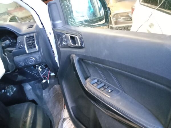 P4894 - Ford Everest 2020 White Wrecking - Image 4