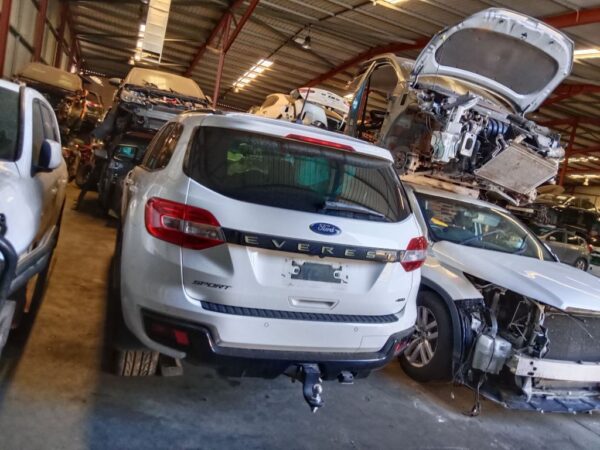 P4894 - Ford Everest 2020 White Wrecking - Image 11
