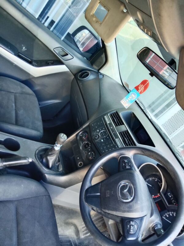 P4895 - Mazda BT-50 2015 White Wrecking - Image 4