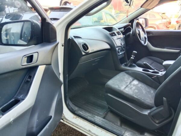 P4895 - Mazda BT-50 2015 White Wrecking - Image 7