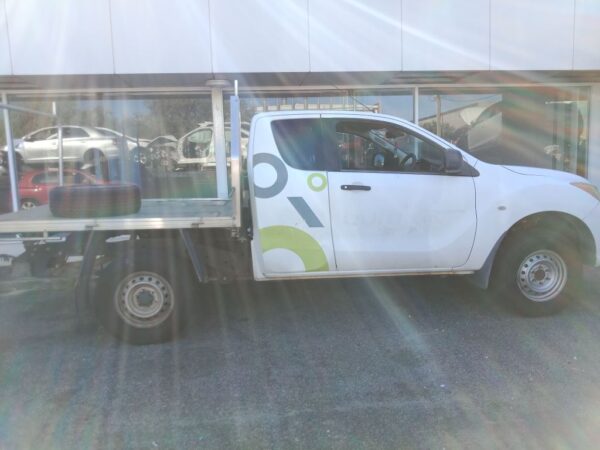 P4895 - Mazda BT-50 2015 White Wrecking - Image 9