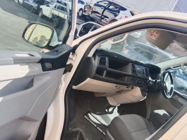 P4896 - Volkswagen transporter 2019 White Wrecking - Image 7