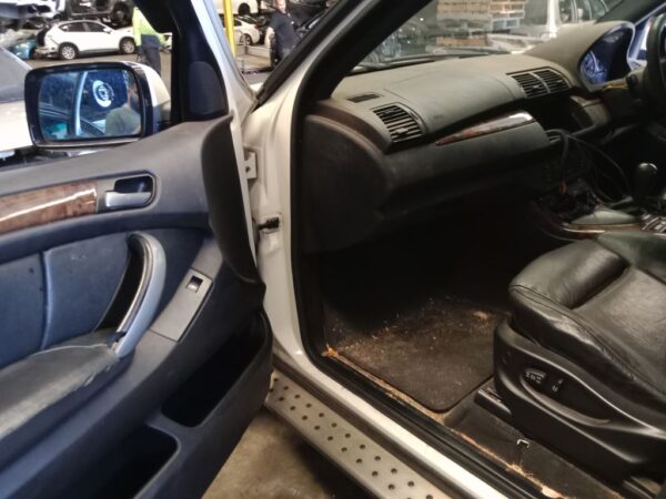 P4898 - BMW E53 X5 2006 White Wrecking - Image 3