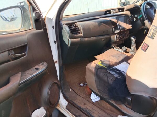 P4905 - Toyota Hilux 2021 White Wrecking - Image 6