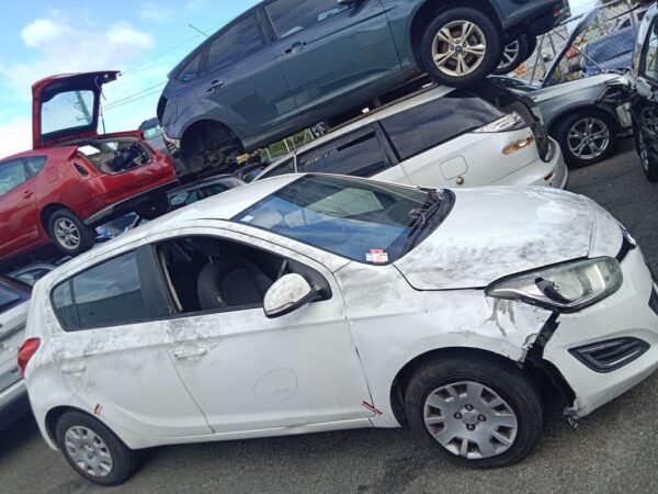 P4911 - Hyundai i20 2015 White Wrecking - Image 2