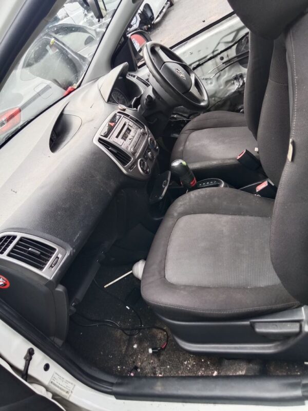 P4911 - Hyundai i20 2015 White Wrecking - Image 4