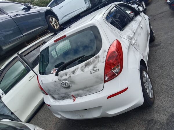 P4911 - Hyundai i20 2015 White Wrecking - Image 14