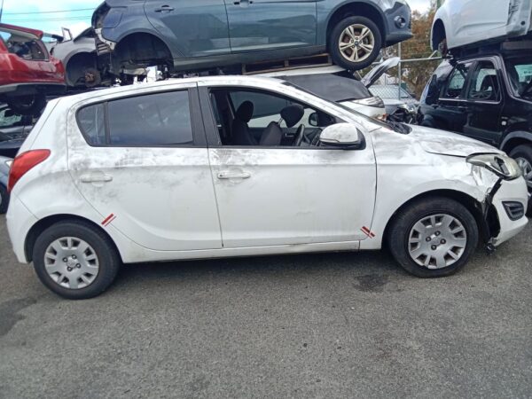 P4911 - Hyundai i20 2015 White Wrecking - Image 16