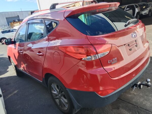 P4913 - Hyundai IX35 2014 Red Wrecking - Image 7