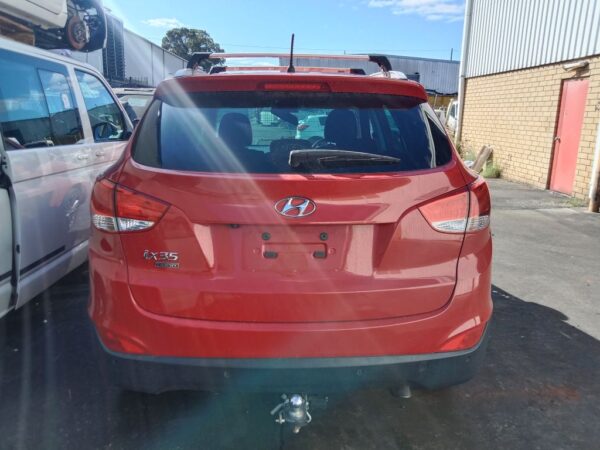 P4913 - Hyundai IX35 2014 Red Wrecking - Image 9